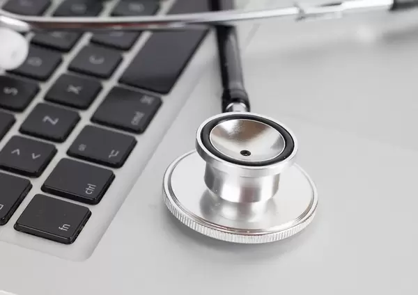 Schlauchstethoskop auf einem modernen Laptop