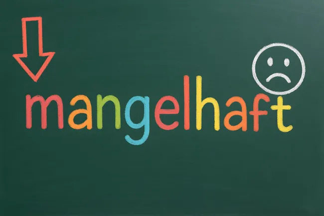 Schlechte Schulnote auf Tafel mit Pfeil nach unten