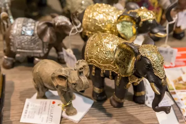 Schlichte und glänzende Elefanten-Figuren - IAW Köln 2018