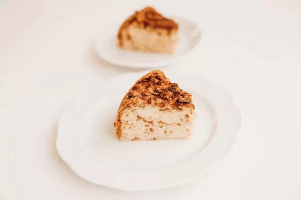 Schließen Sie oben vom selbst gemachten Kuchen mit Schokolade auf weißem Hintergrund