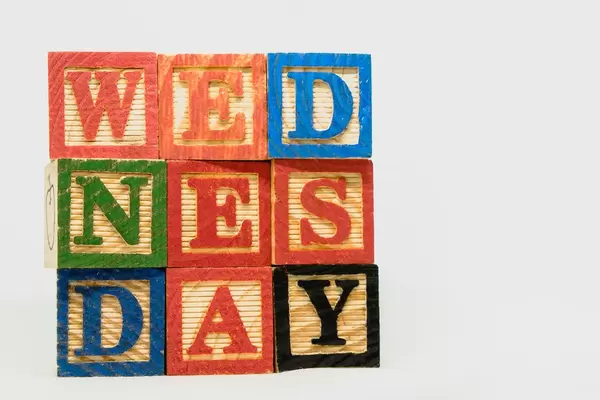 Schließen Sie oben von den Blöcken, die gestapelt werden, um Mittwoch-Text 0299 zu bilden