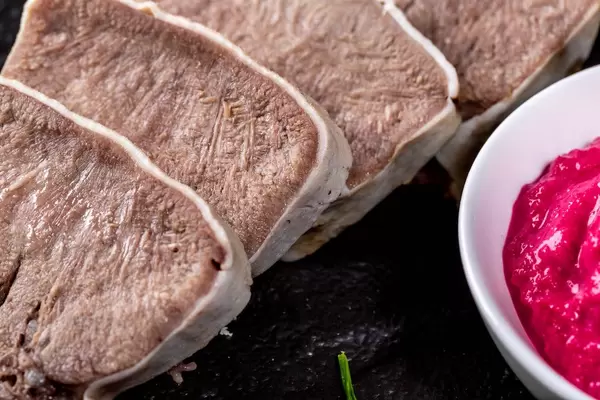 Schließen Sie oben von den Stücken gekochter Zunge