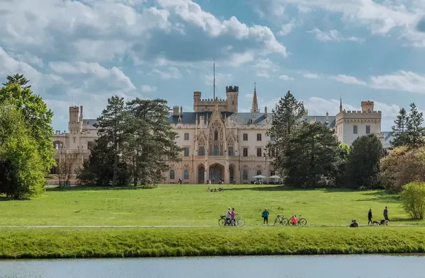 Schloss Eisgrub in Lednice, Tschechien, am Fluss Thaya