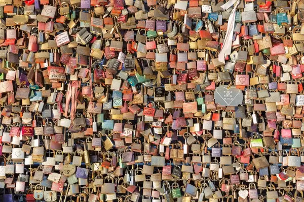 Schlösser als Liebesbeweis hängen an einer Brücke