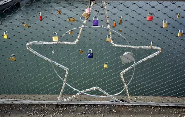 Schlösser auf Salzburger Fußgängerbrücke