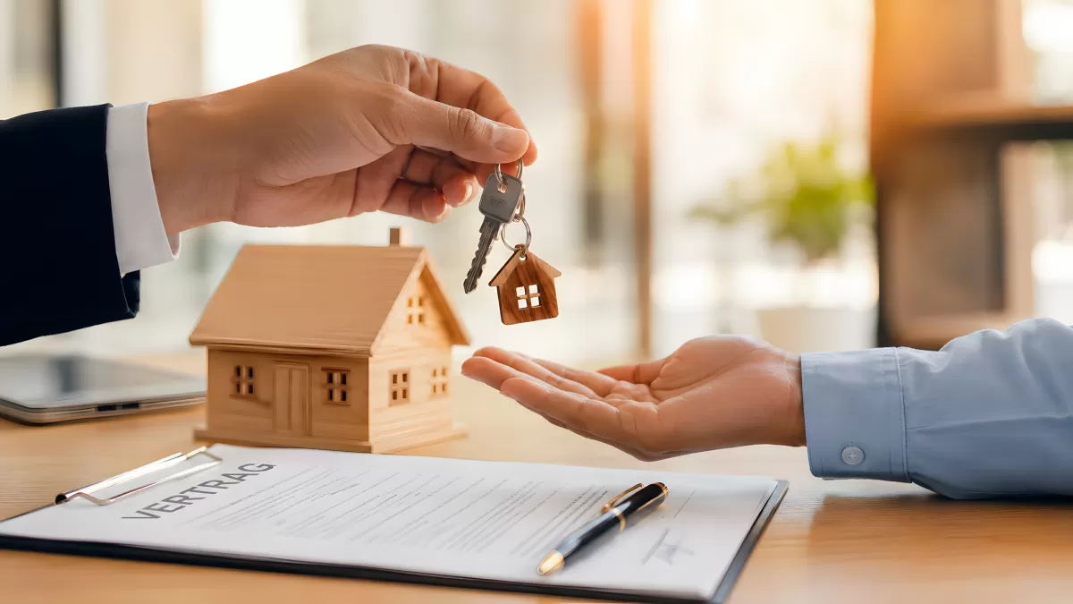 Schlüsselübergabe beim Immobilienkauf mit Vertrag
