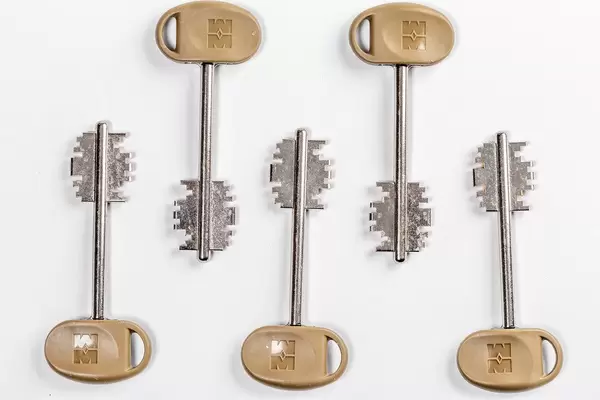 Schlüssel für Türen liegen vor weißem Hintergrund