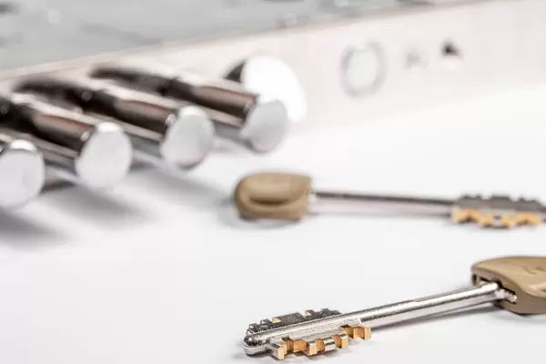 Schlüssel und Türschlösser auf weißem Untergrund