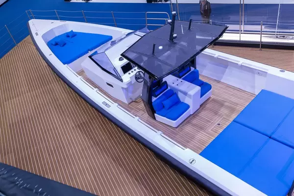 Schmal gebautes Schnellboot mit vielen Sitzgelegenheiten und Liegeflächen