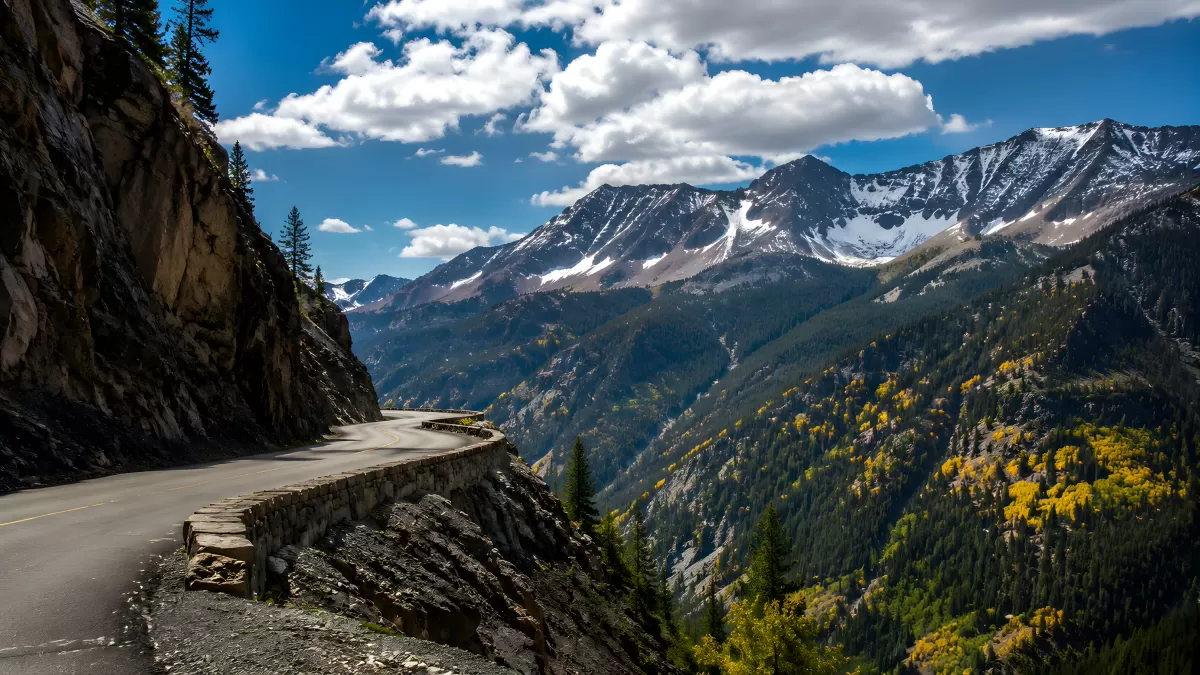 Schmale Bergstraße windet sich durch die Rocky Mountains