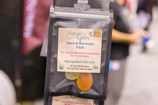 Schmerzlinderndes und veganes Weingummi mit CBD für Chicago Marathonteilnehmer im Race and Recovery Pack von Nature's Gem