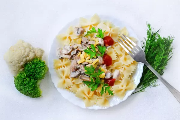 Schmetterlinge mit Champignons und Käse