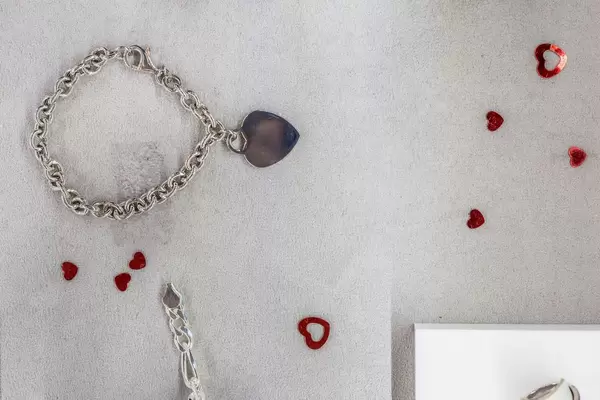 Schmuck in einem Schaufenster eines Juweliers mit Herzdekorationen
