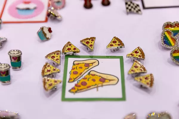 Schmuck in Form von Pizza, Muffins, Herzen und Kaffeebechern