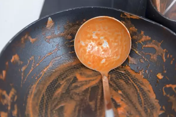 Schmutzige Pfanne nach Zubereitung von Tomatensauce