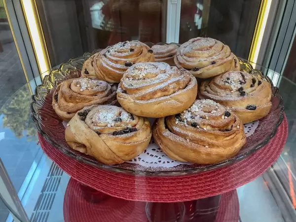 Schnecken mit Rosinen und Puderzucker