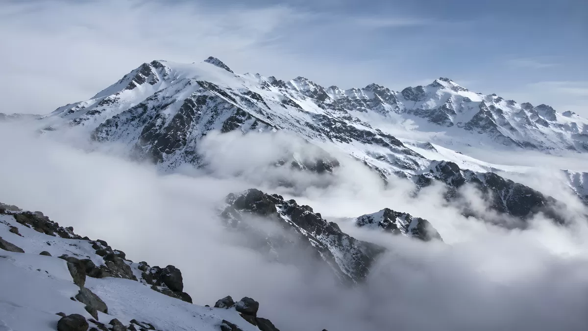 Schneebedeckte Gipfel über Wolkenmeer in den Alpen