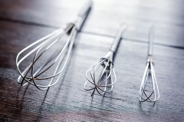 Schneebesen auf einem Tisch