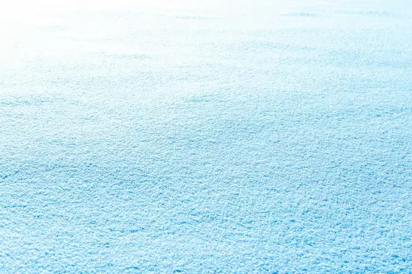 Schneefläche geht farblich von weiß in hellblau über