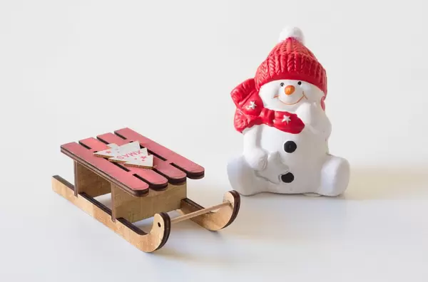 Schneemann mit Schlitten