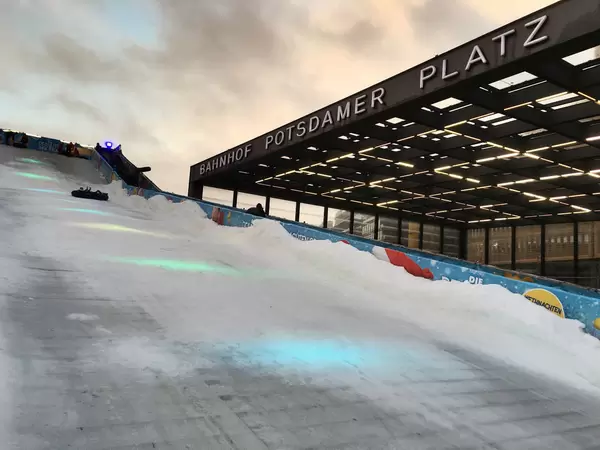 Schneepiste am Weihnachtsmarkt Potsdamer Platz in Berlin