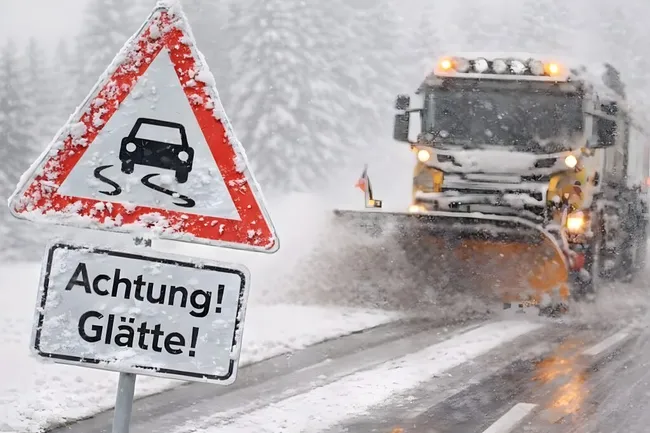 Schneeräumung bei Wintereinbruch auf Straße