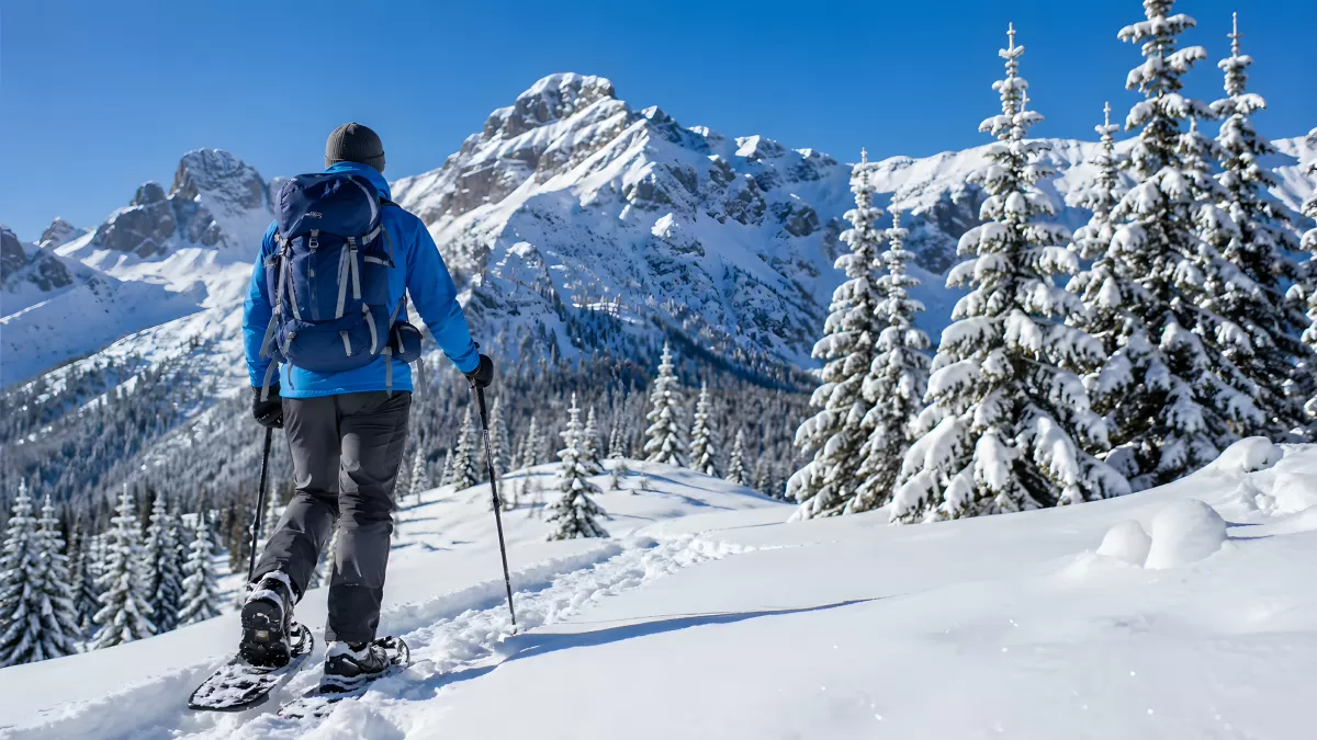 Schneeschuhwanderer in alpiner Winterlandschaft
