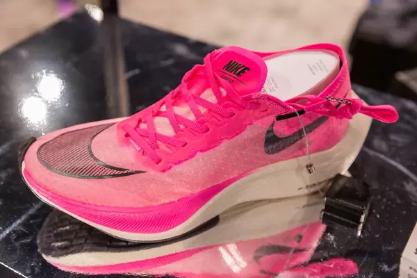 Schneller, pinker Laufschuh Nike Zoom Vaporfly Next% aus Schaumstoff und VaporWeave