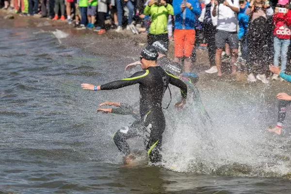 Schneller Start bei den Frauen in Lahti, während des Ironman 70.3 und der ersten Triathlondisziplin im Vesijärvisee in Lahti