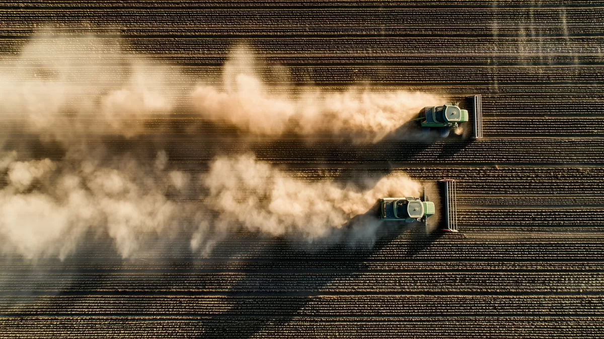 Schnelles Landwirtschaftsfahrzeug zieht Staubwolke