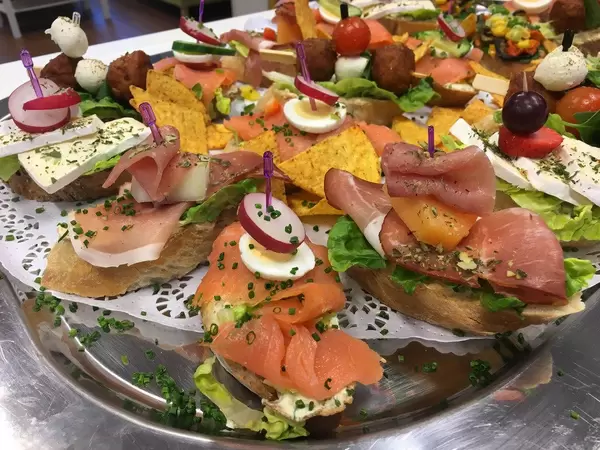 Schnittchen mit Schinken und Lachs