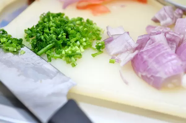 Schnittlauch und Zwiebeln