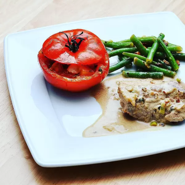 Schnitzel mit gefüllten Tomaten und Bohnen mit Mandeln #instafood #hellofreshgewinnspiel #lowcarb #hellofresh #hellofreshpics #yummy