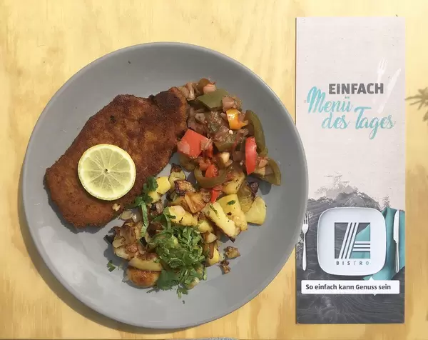 Schnitzel mit Paprikagemüse und Bratkartoffeln im Aldi-Bistro Köln