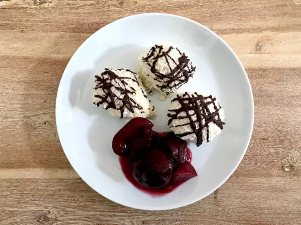 Schoko glasierte Kokosbällchen mit Zwetschgen-Aprikosen Chutney