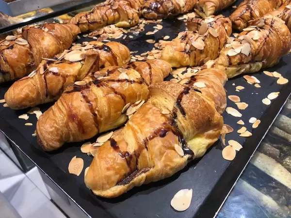 Schokohörnchen mit Mandeln auf einem Gebäckblech in einer griechischen Bäckerei