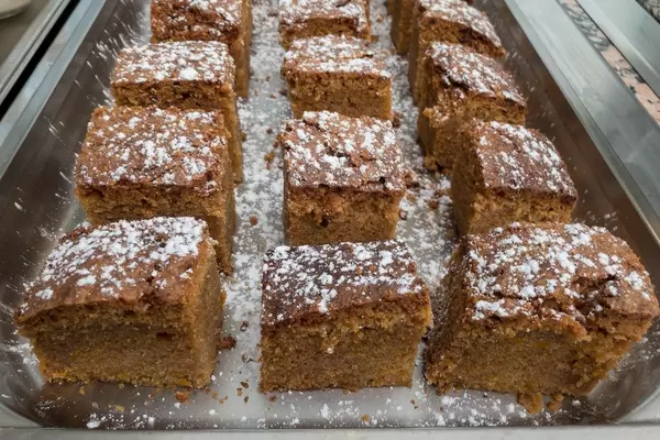 Schokokuchen-Stücke mit Puderzucker
