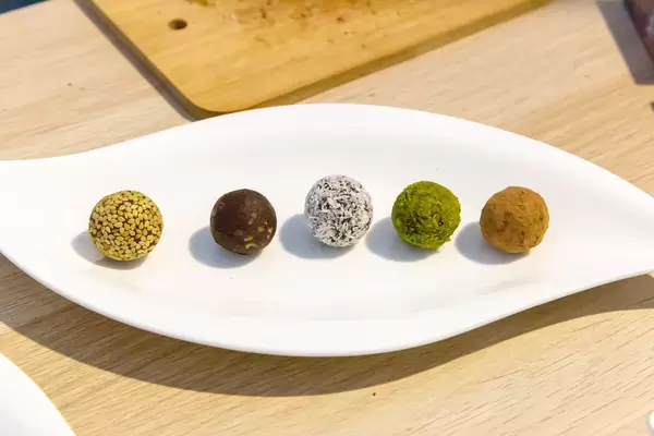 Schokokugeln mit Sesam, Kokosraspeln, Pistazien