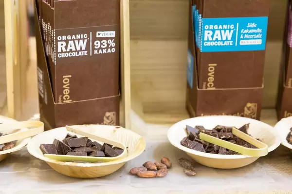 Schokolade mit 93% Kakao und Süße Kakaonibs & Meersalz von Lovechock