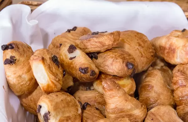 Schokoladen-Brötchen und Schokoladen-Croissants