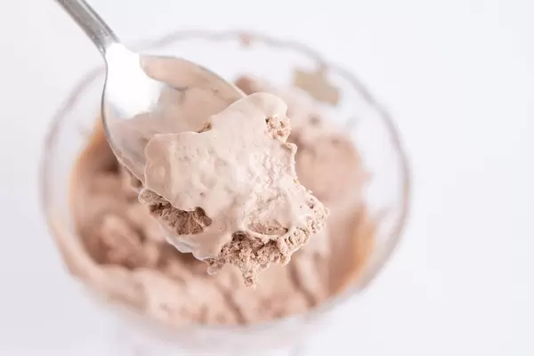 Schokoladen-Eiscreme / Schokoeis auf einem Löffel