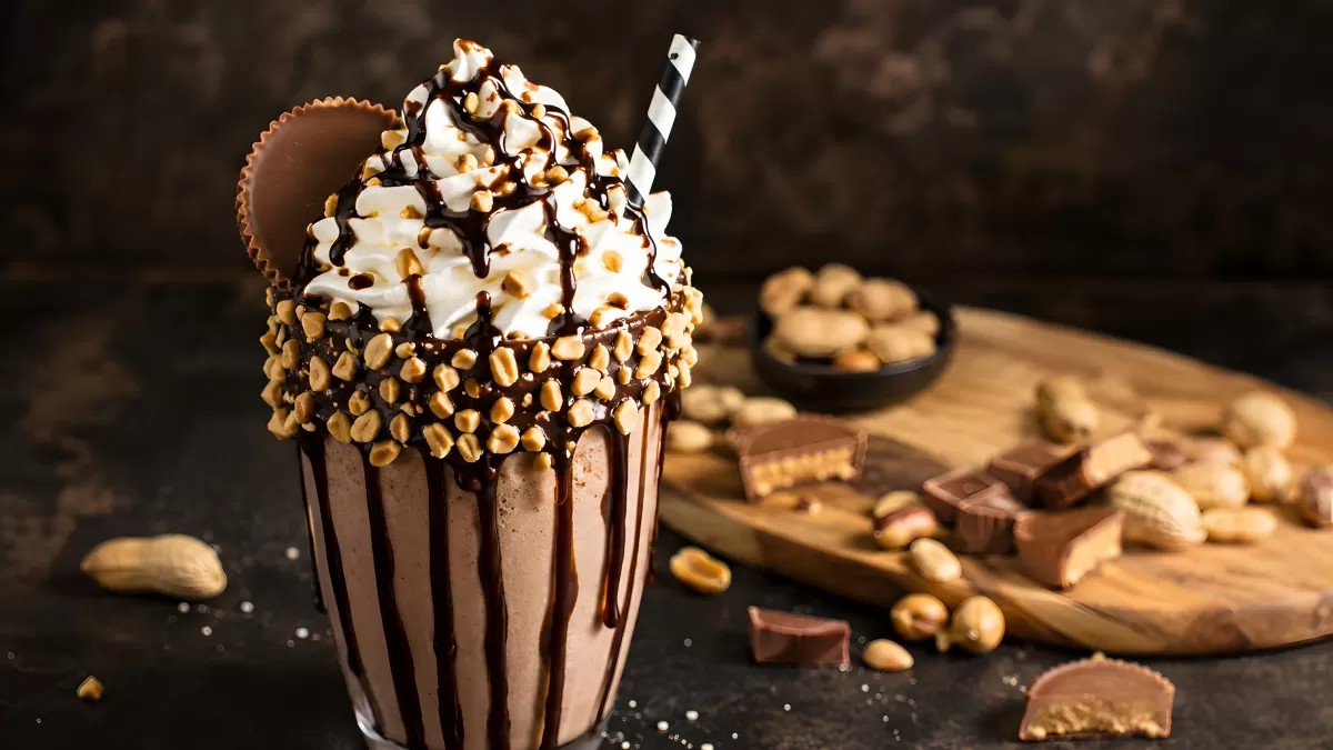 Schokoladen-Milchshake mit Erdnussbutter und Sahne