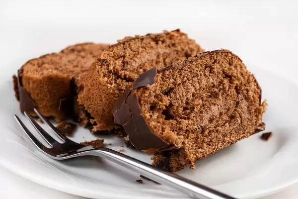 Schokoladen-Rollenkuchen auf der Platte