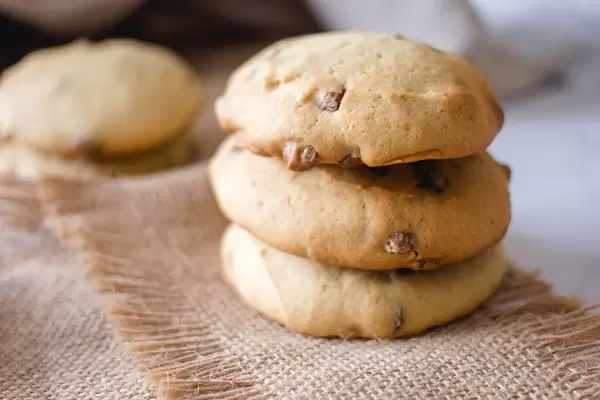 Schokoladen-Stückchen-Plätzchen, gestapelt auf einem Leinentuch