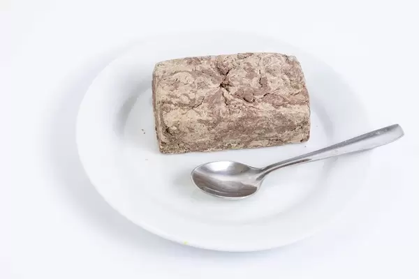 Schokoladen- und Vanille-Halva auf einem Teller serviert