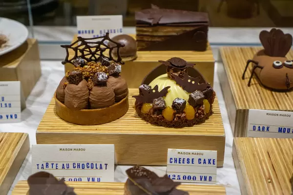 Schokoladencreme Törtchen und Käsekuchen mit Halloween Dekoration in einem Cafe