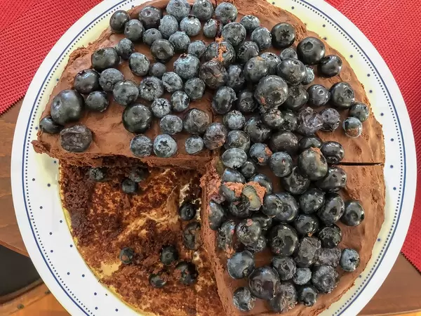 Schokoladenkuchen mit Blaubeeren. Draufsicht