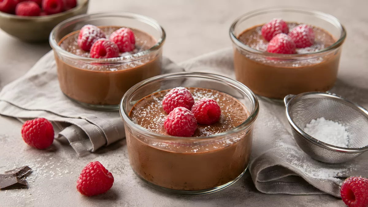 Schokoladenmousse mit Himbeeren in Glasschälchen