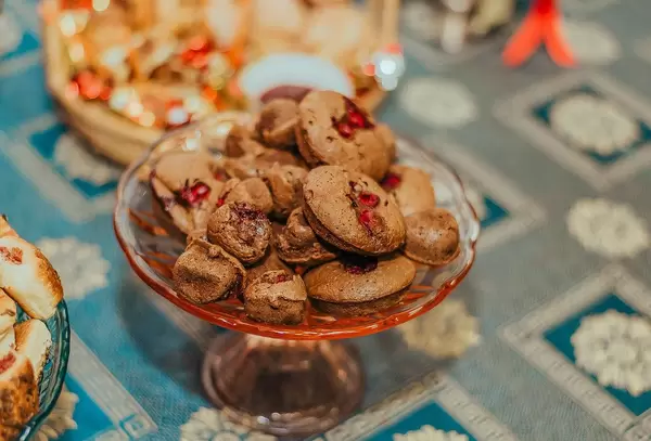 Schokoladenmuffins mit Kirschen