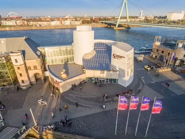 Schokoladenmuseum Köln im Sonnenuntergang mit Rhein im Hintergrund